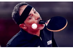 用嘴咬球拍，用脚发球的比赛视频：他对乒乓的追求令人感动