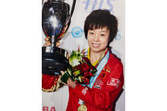 把名字刻在世乒赛单打奖杯上的中国人之---张怡宁